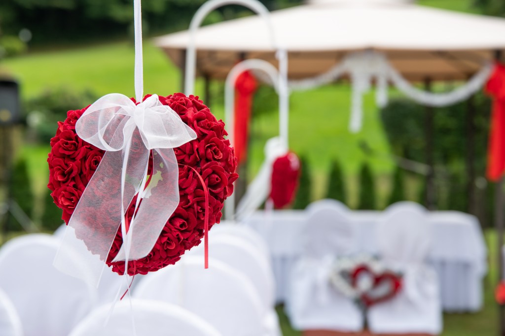 Outdoor Hochzeit Blumenherz